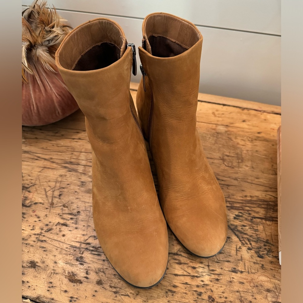 Ecco Suede Carmel ankle boots.